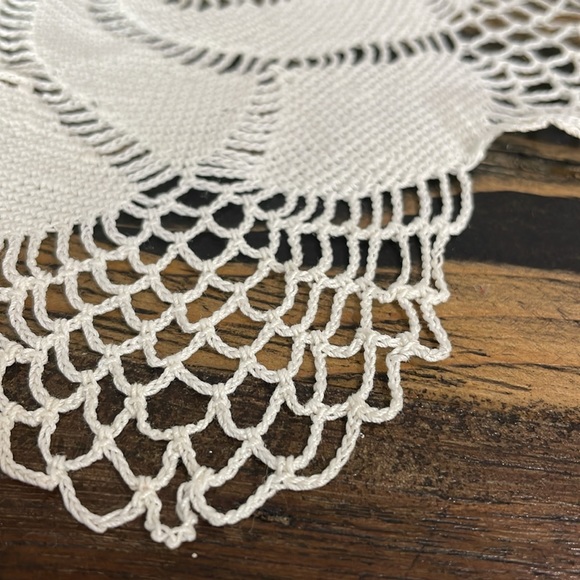 Lovely swirl crocheted doily.  Cotton vintage - Picture 7 of 11